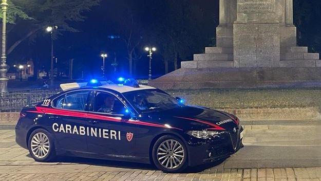 Banda di giovani ruba in un negozio del centro, poi picchia il titolare che li scopre