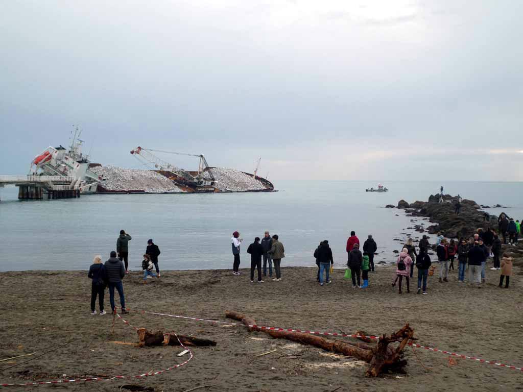 
	la nave incagliata a Marina di Massa (foto Cuffaro)

