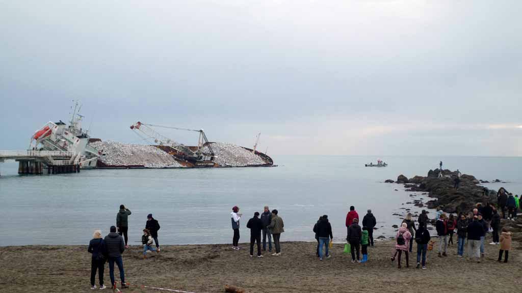 la nave incagliata a Marina di Massa (foto Cuffaro)