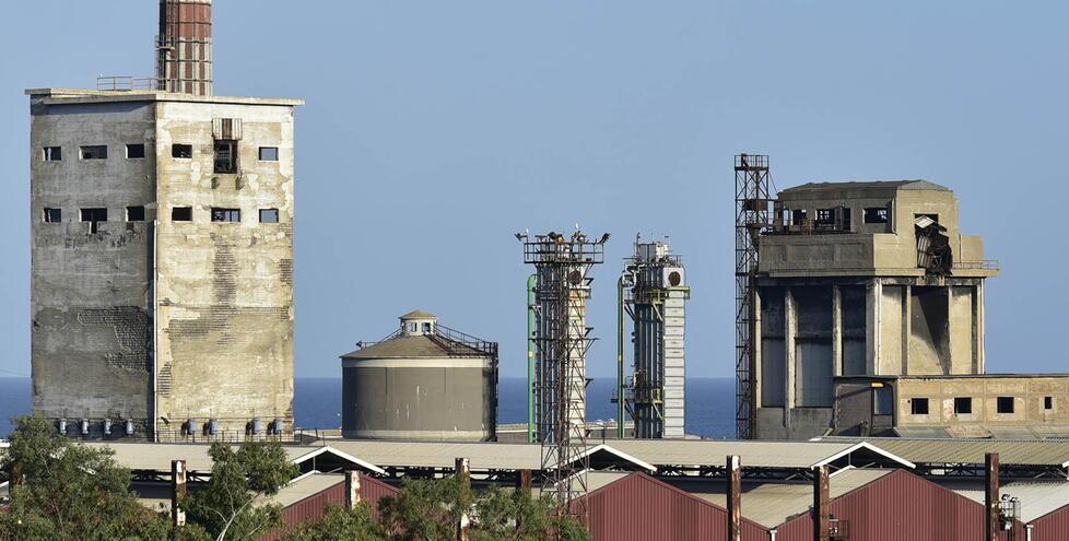 
	Parte delle strutture dell&rsquo;area dell&rsquo;ex cokeria nello stabilimento Jsw Steel Italy a Piombino (foto Paolo Barlettani, 2024)

