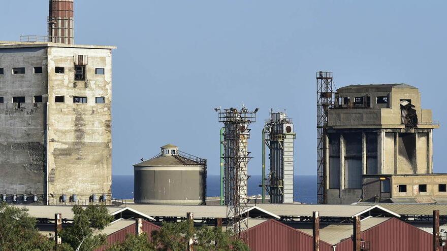 Parte delle strutture dell’area dell’ex cokeria nello stabilimento Jsw Steel Italy a Piombino (foto Paolo Barlettani, 2024)