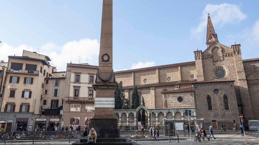 L'obelisco di Piazza dell'Unità a Firenze