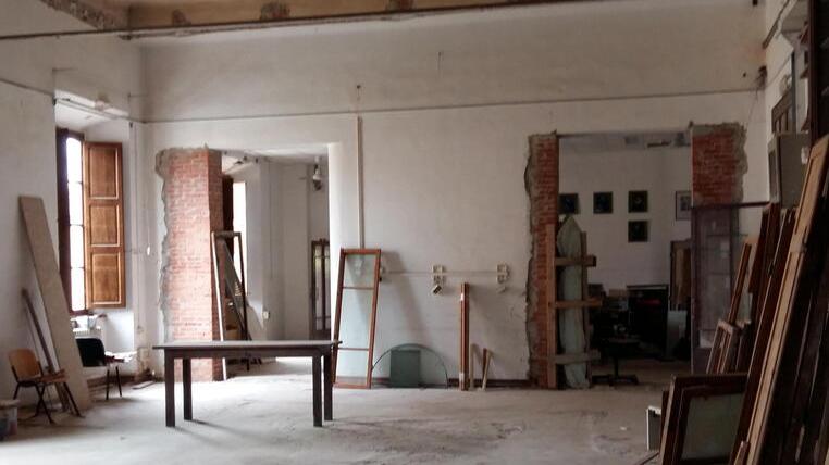 Una fase dei lavori: nel 2012, per motivi di sicurezza, venne evacuato e poi sigillato l’intero edificio (foto d’archivio)