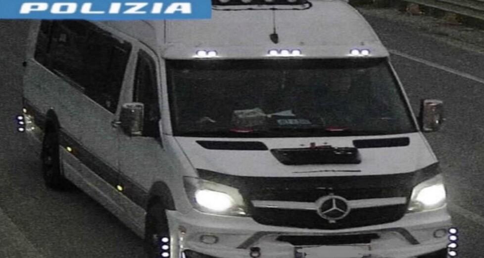 
	Il pulmino su cui &egrave; stato trovato il ricercato assieme a otto connazionali

