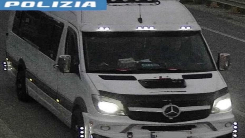 Il pulmino su cui è stato trovato il ricercato assieme a otto connazionali