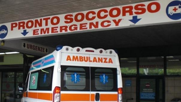 Altopascio, auto si ribalta dopo uno scontro: in ospedale una 33enne incinta