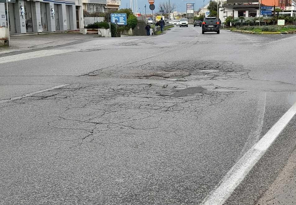 
	Il &ldquo;cratere&rdquo; al crocevia tra via Roma, via Gentile e via Foscolo


