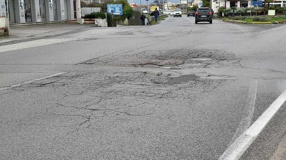 Il “cratere” al crocevia tra via Roma, via Gentile e via Foscolo