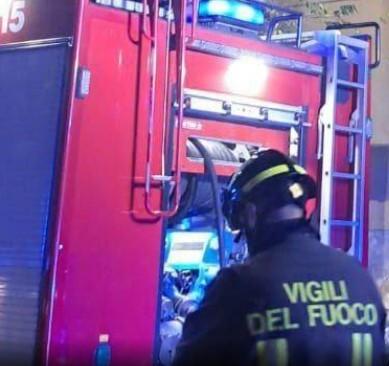Incendio in via Campi a Modena, tre in ospedale