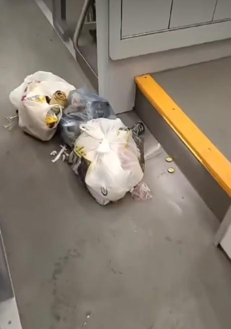 
	Un dettaglio della sporcizia a bordo del treno

