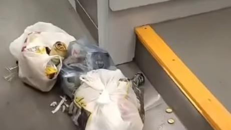 Un dettaglio della sporcizia a bordo del treno