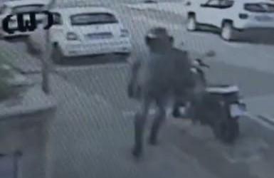 
	Il rapinatore ripreso dalle telecamere di videosorveglianza

