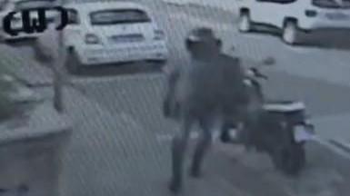Il rapinatore ripreso dalle telecamere di videosorveglianza