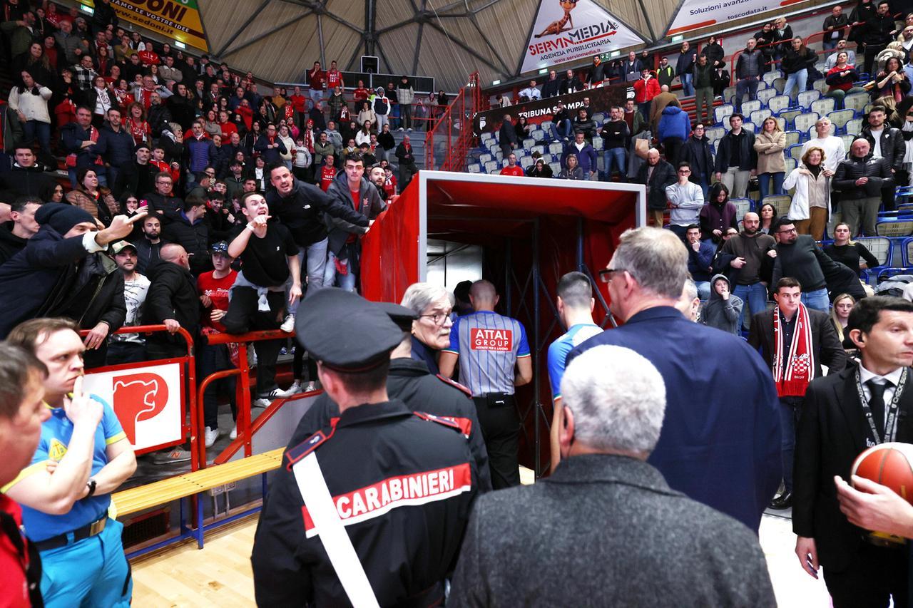 
	Il presidente Ron Rowan contestato all&rsquo;ingresso degli spogliatoi (foto Nucci)


