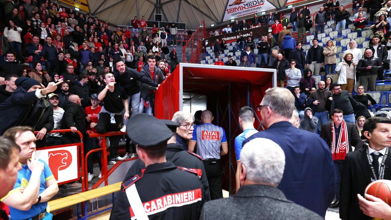 Il presidente Ron Rowan contestato all’ingresso degli spogliatoi (foto Nucci)