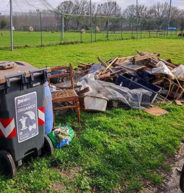 Rifiuti abbandonati a Sabbioni. Un bimbo rimane ferito al piede