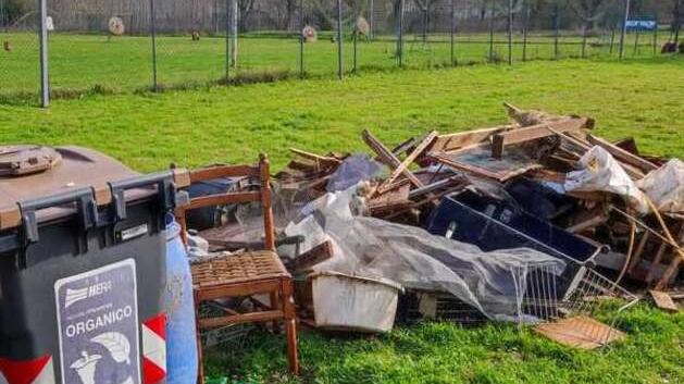 Rifiuti abbandonati a Sabbioni. Un bimbo rimane ferito al piede