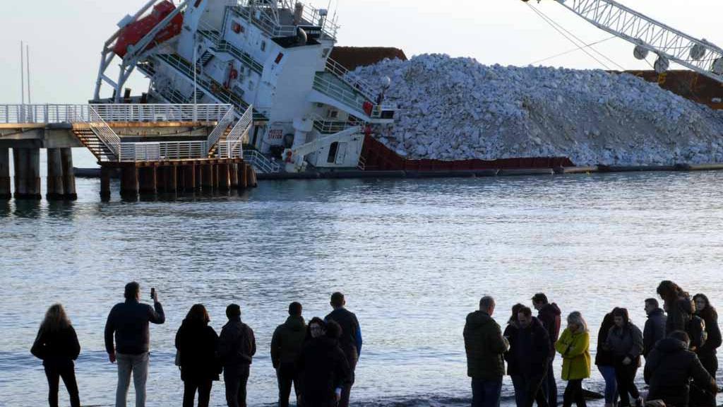 Curiosi e foto ricordo di fronte alla nave incagliata