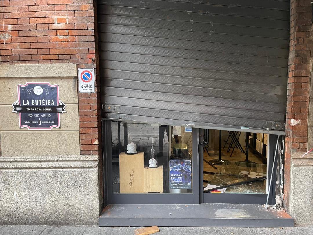 Spaccata in pieno centro storico: alla Butèiga di via San Carlo rubati prosciutti e champagne