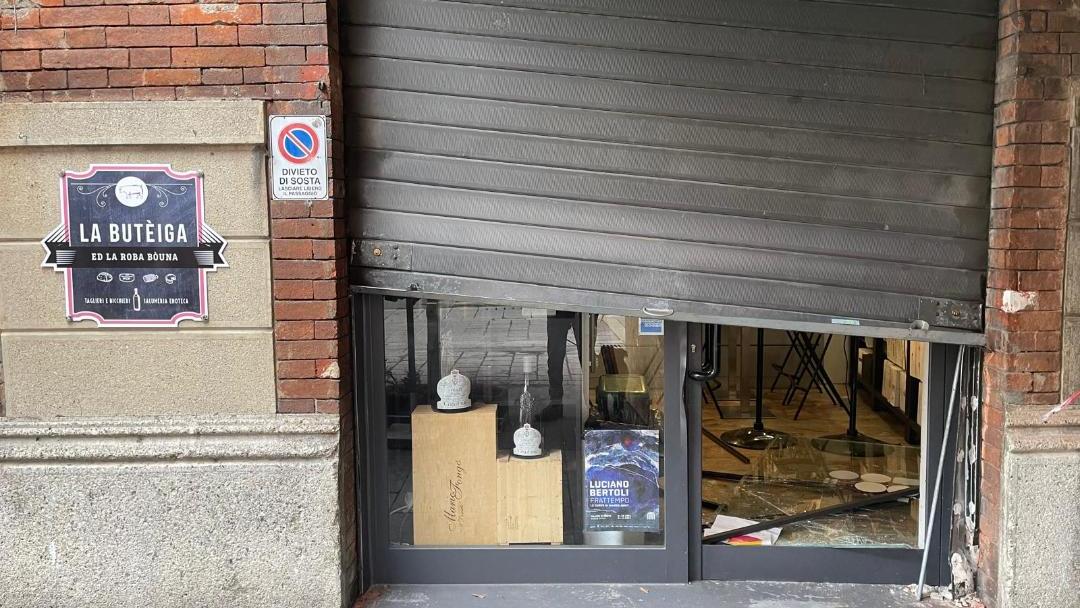 Spaccata in pieno centro storico: alla Butèiga di via San Carlo rubati prosciutti e champagne
