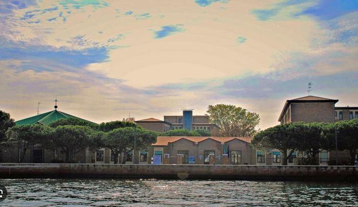  Lido Estensi, gli studenti al 112: «Venite, il prof è ubriaco»