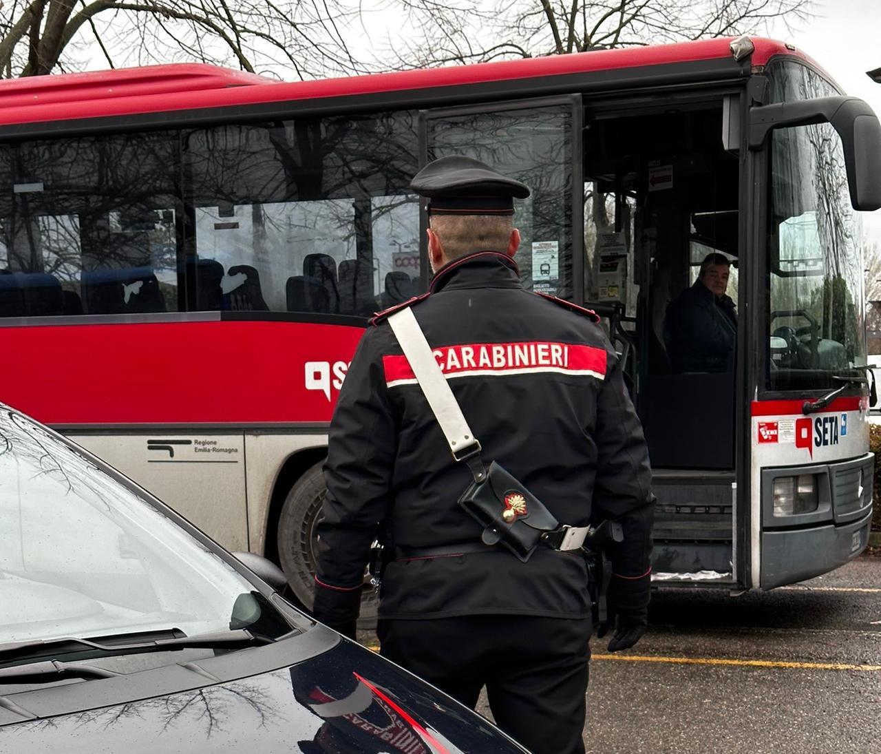Studente rapinato da due giovanissimi sull’autobus mentre va a scuola