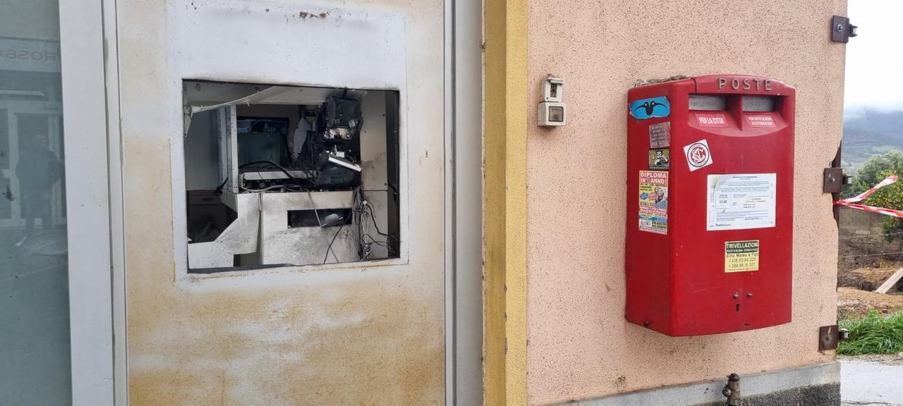 
	Il postamat assaltato dai malviventi (foto di Massimo Locci)

