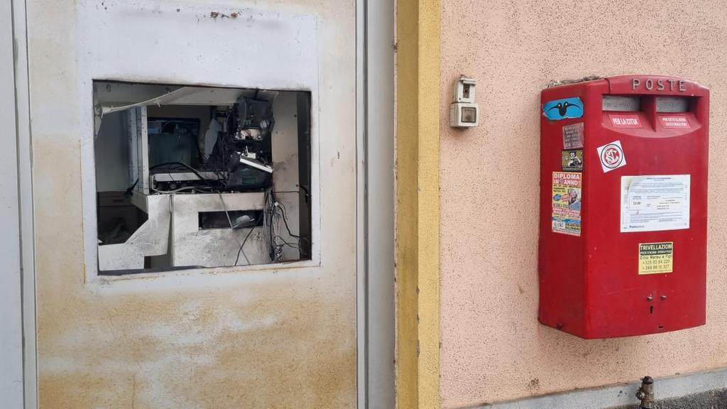Il postamat assaltato dai malviventi (foto di Massimo Locci)