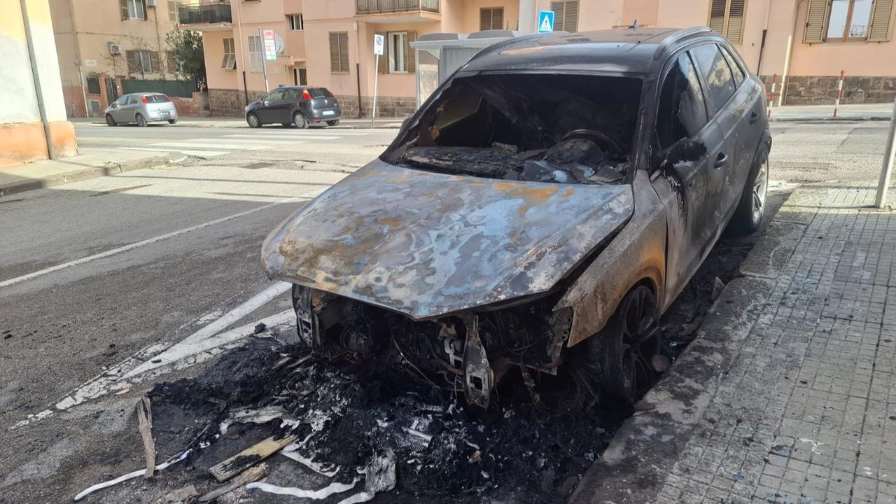 
	L'auto distrutta dalle fiamme in via Manzoni (foto di Ivan Nuvoli)


