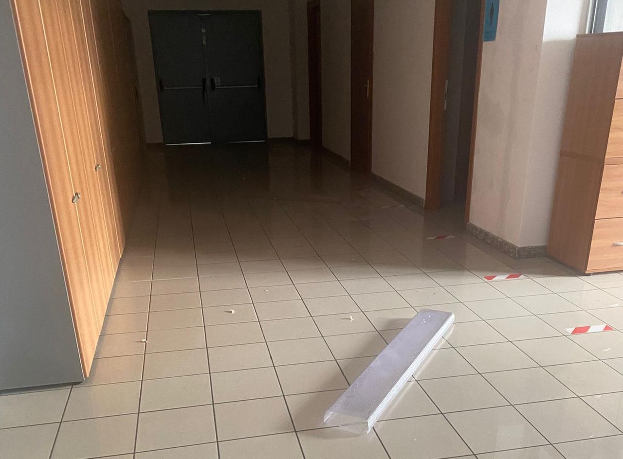 Forzano una porta, tappano i lavandini e aprono i rubinetti: allagata la scuola