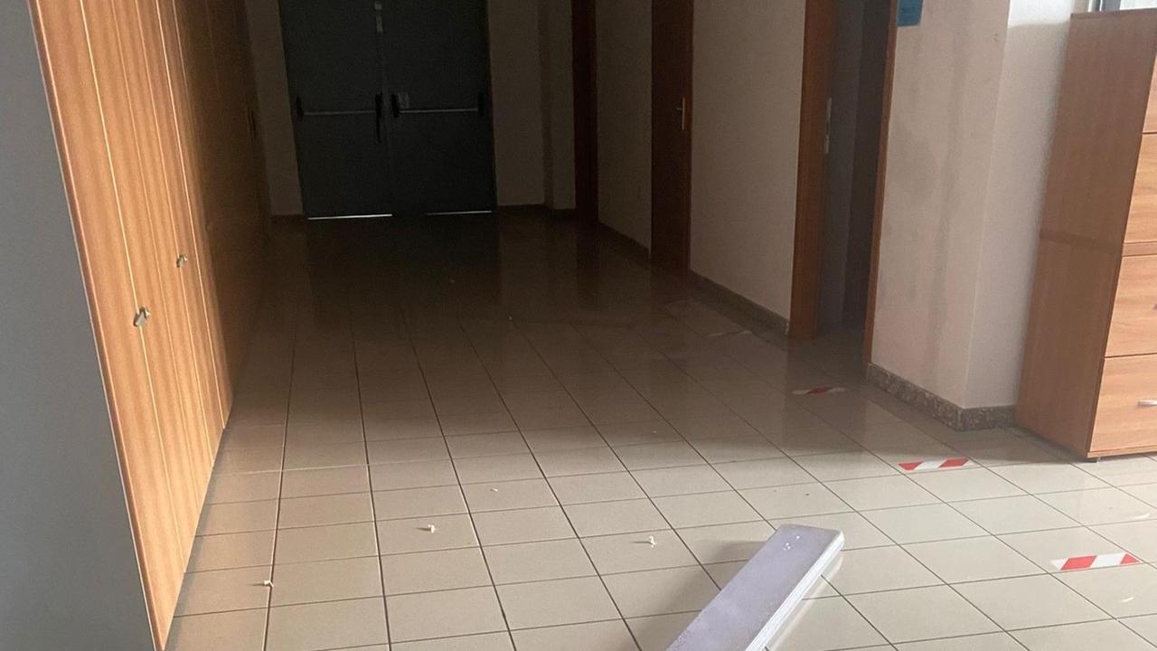 Forzano una porta, tappano i lavandini e aprono i rubinetti: allagata la scuola