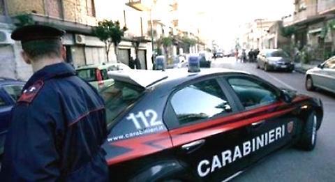 Schiaffeggia la compagna e le sbatte la testa contro il muro