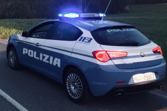 Una volante della polizia di Stato (foto d'archivio)