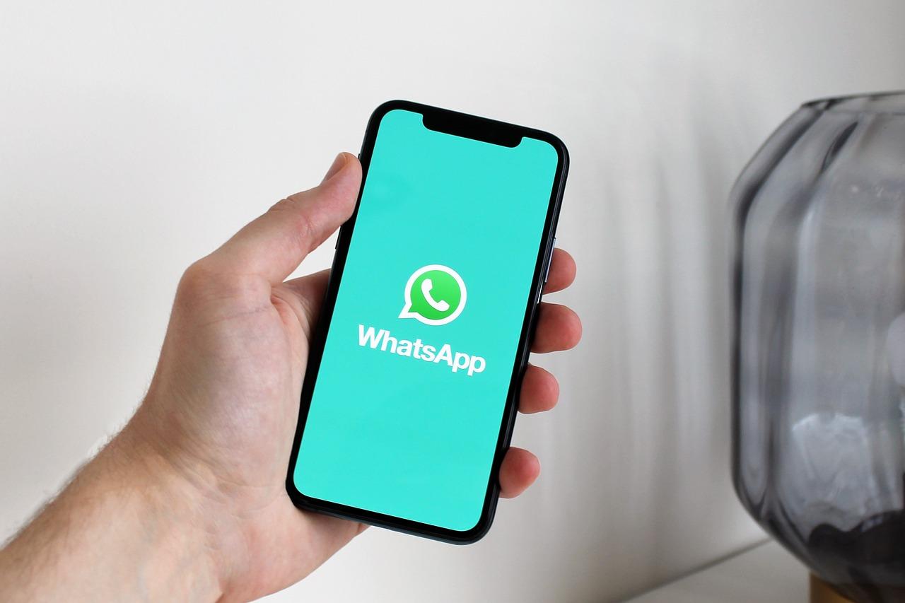 Ora la truffa viaggia su WhatsApp: si spaccia per il figlio e riesce a farsi accreditare 930 euro