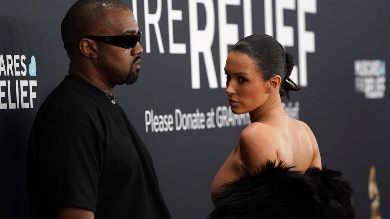 Bianca Censori prima di mostrarsi praticamente nuda