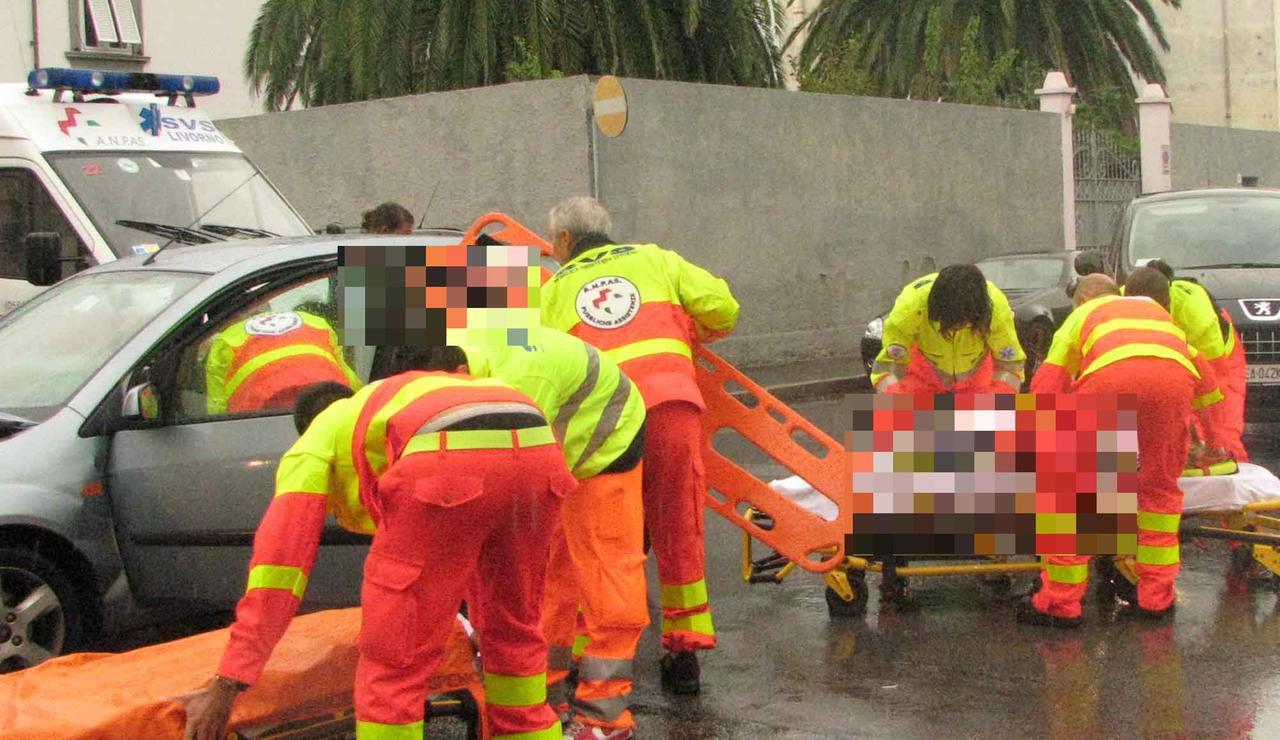 
	Volontari della Svs in via Pannocchia dopo un incidente (foto d'archivio)

