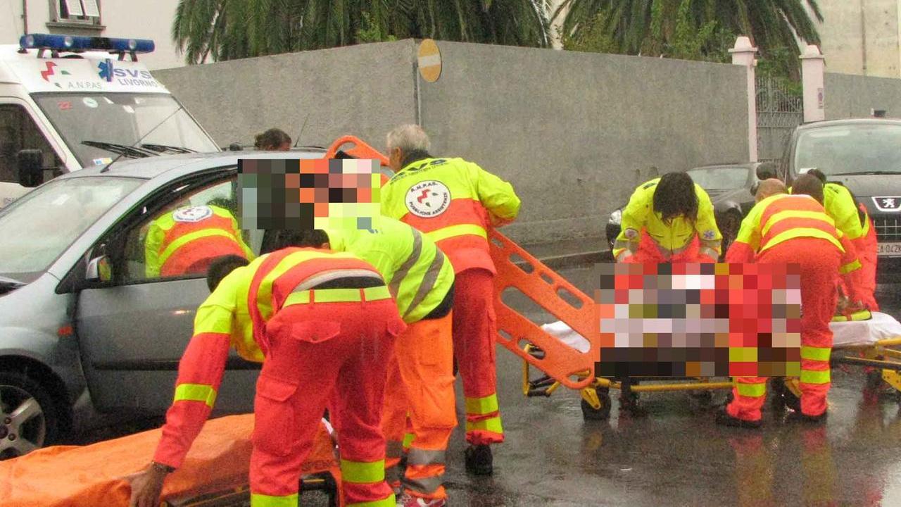 Volontari della Svs in via Pannocchia dopo un incidente (foto d'archivio)
