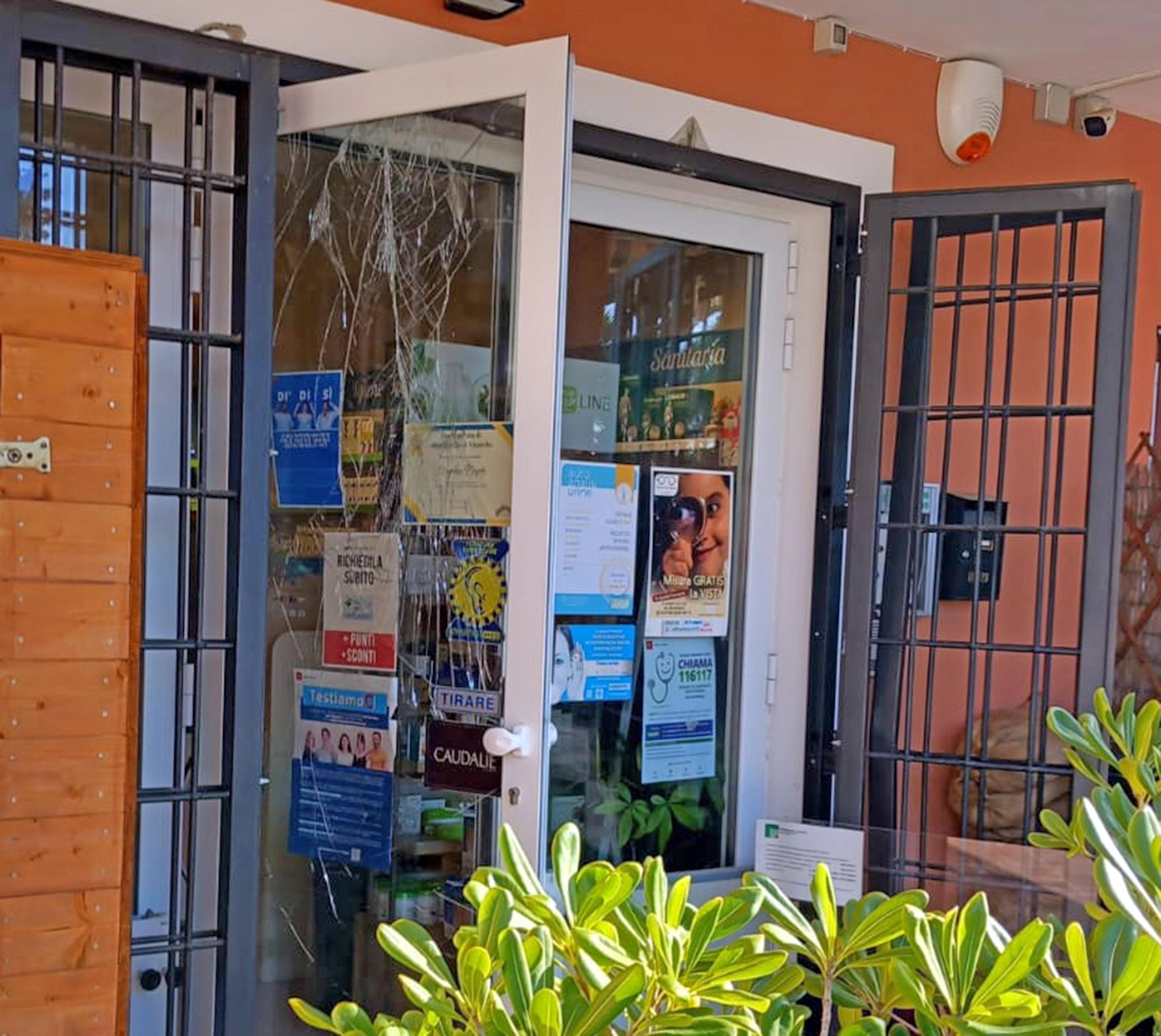La porta danneggiata della farmacia di Nugola