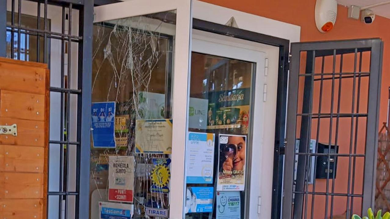 La porta danneggiata della farmacia di Nugola