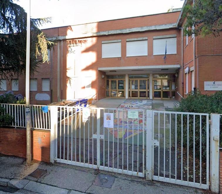 La scuola media XI Maggio di via Bois (foto d'archivio)