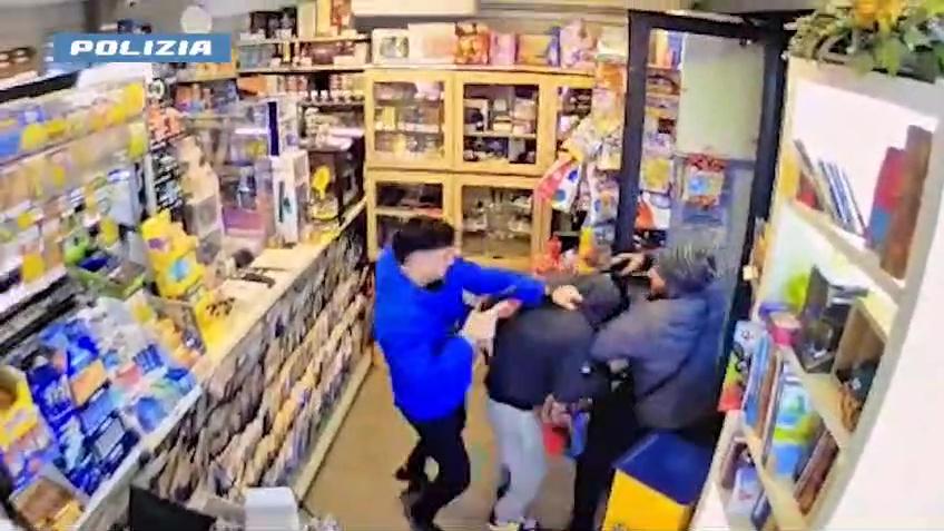 Blitz della polizia, disarmato con le pistole spianate il rapinatore col coltello che terrorizzava Pisa – Video