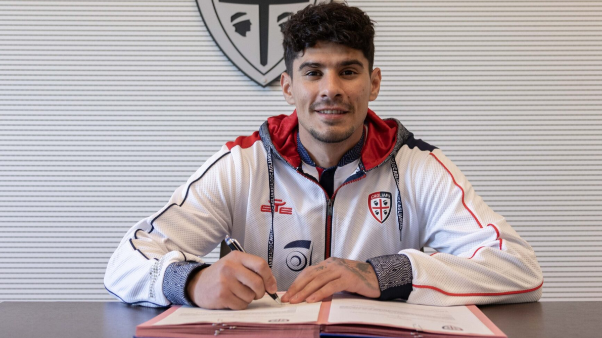 Il nuovo acquisto del Cagliari <strong>Florinel Coman </strong>mentre firma il suo contratto con la società rossoblù