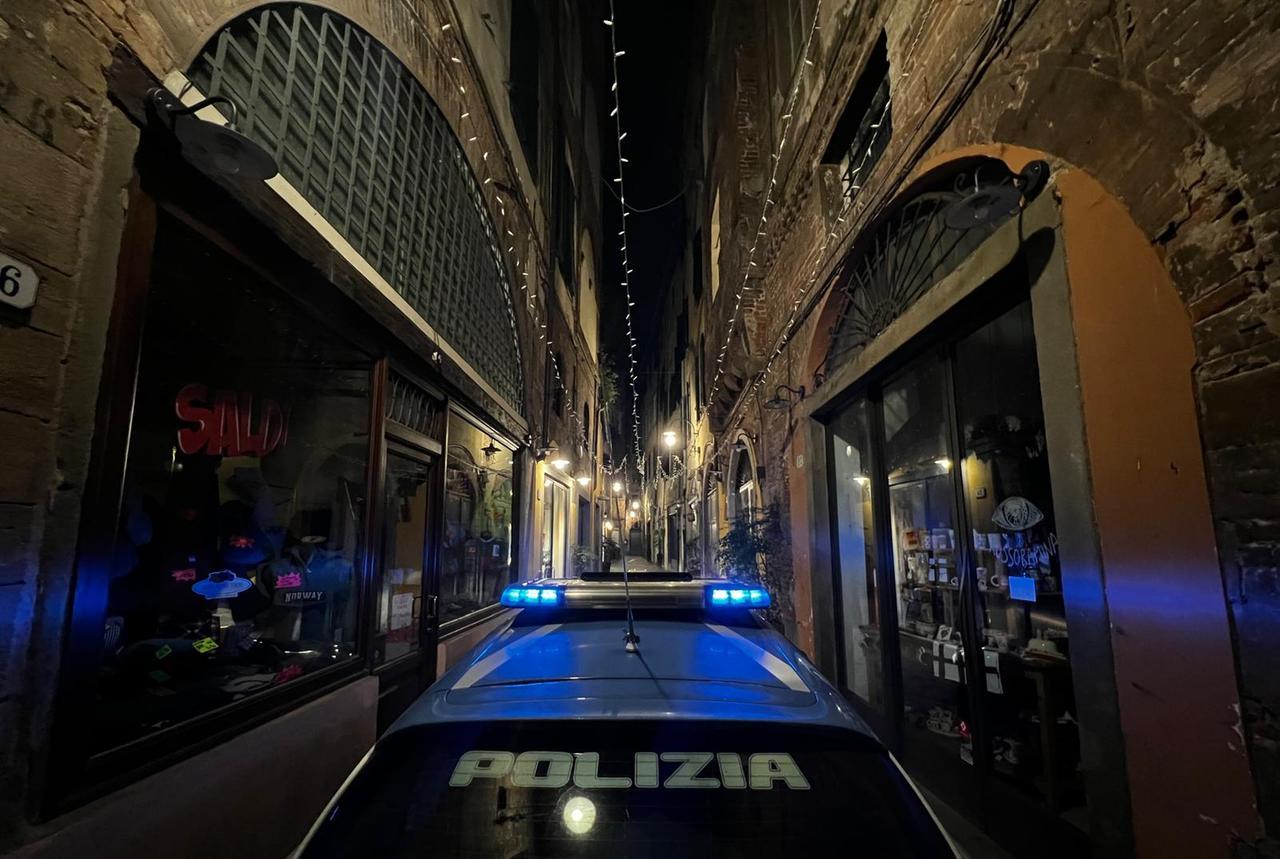 Lucca, pomeriggio folle e tris di reati per un 22enne: dal palpeggiamento al pugno per la valdostana