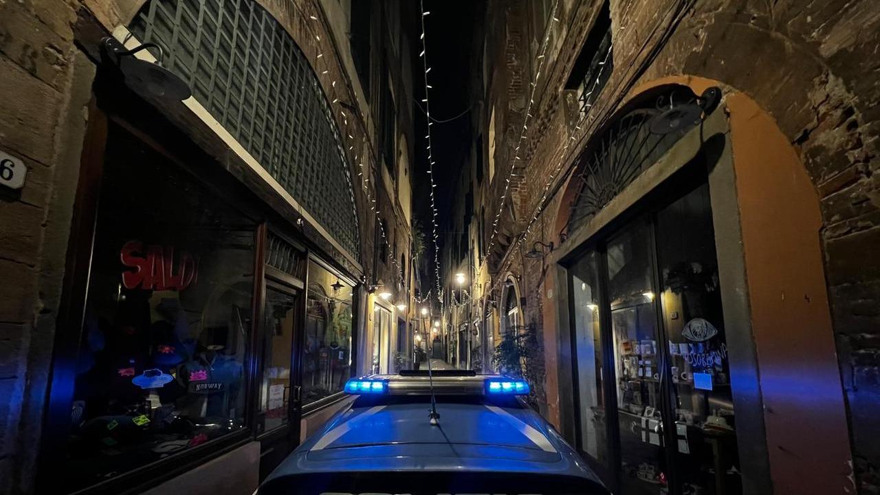 Lucca, pomeriggio folle e tris di reati per un 22enne: dal palpeggiamento al pugno per la valdostana