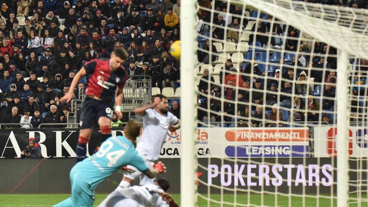 Il gol di testa di <strong>Roberto Piccoli </strong>(foto Mario Rosas)