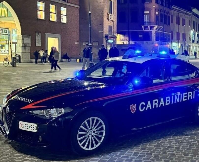Ferrara, aggredisce dei ragazzini in centro e poi si scaglia contro i carabinieri<br>

