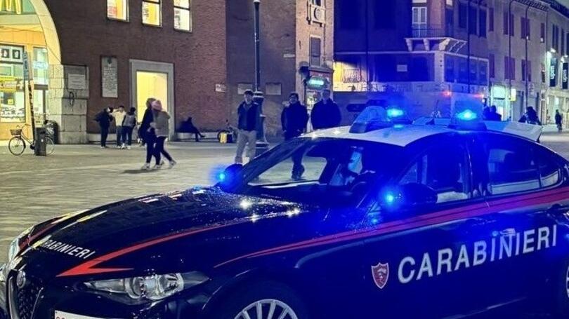 Ferrara, aggredisce dei ragazzini in centro e poi si scaglia contro i carabinieri<br>
