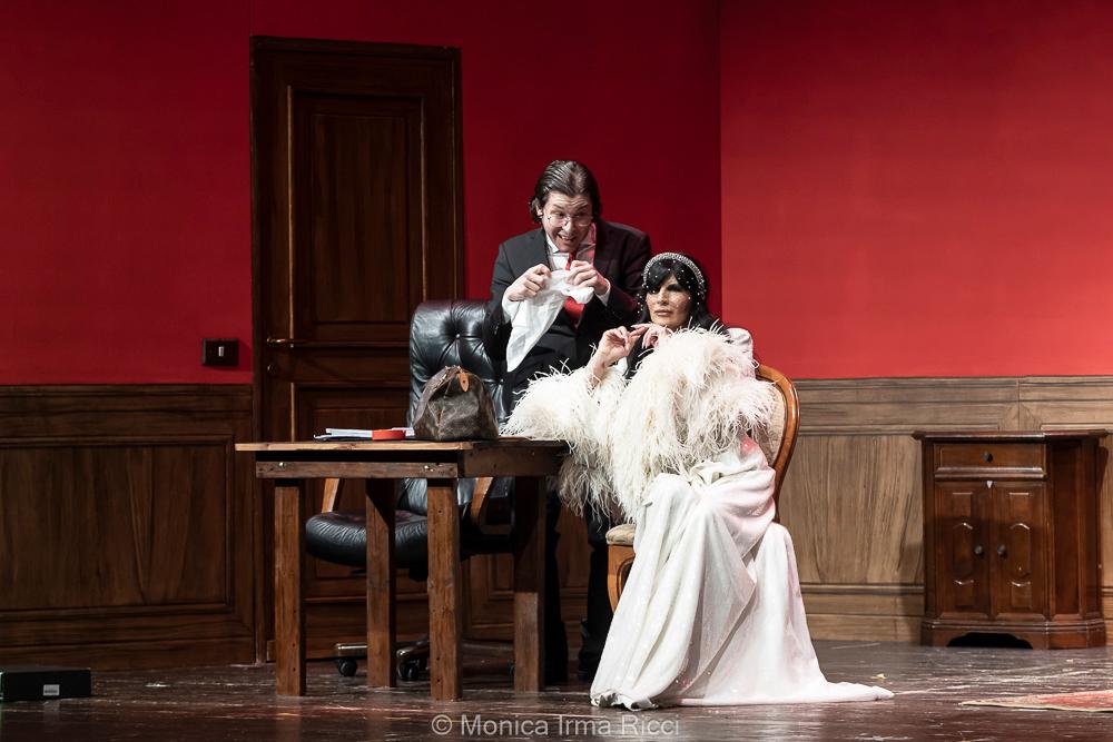 L’intramontabile Pamela Prati a Livorno: sarà la dark lady della commedia “Senza respiro”