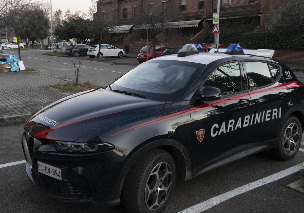 Tre uomini incappucciati tentano di rapinarlo in pieno giorno a Modena: negoziante salva un ventenne
