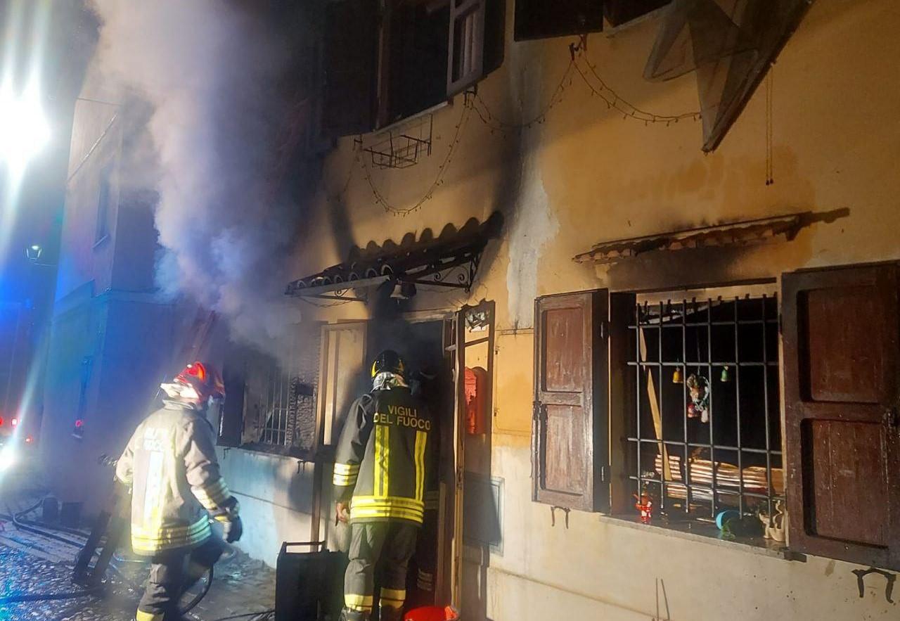 
	I Vigili del fuoco mentre domano l'incendio nell'aitazione


